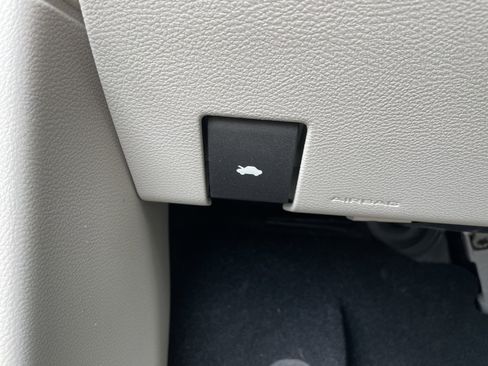 Used 2022 Chrysler Pacifica Touring-L image 38