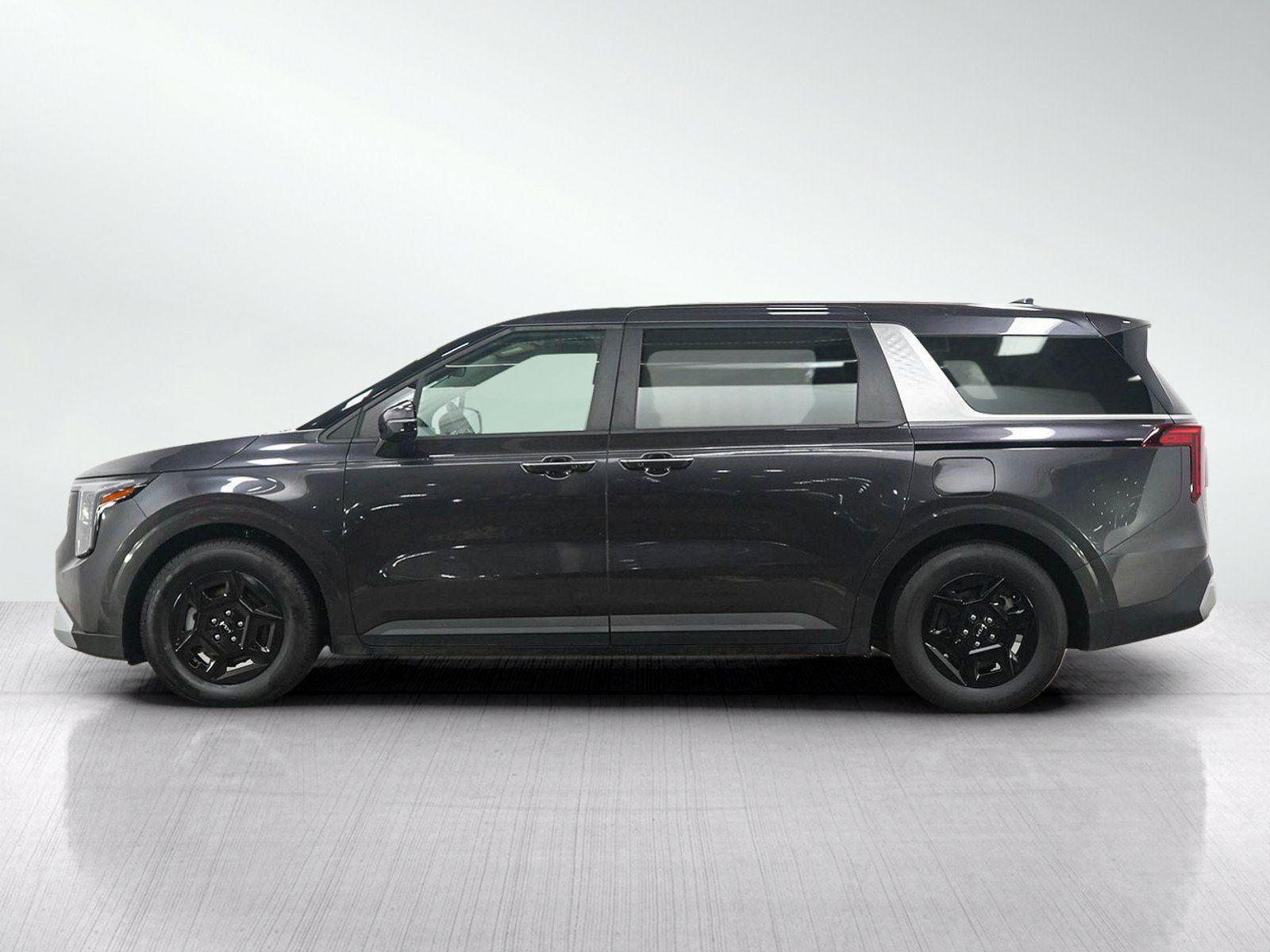 Used 2025 Kia Carnival FWD image 2