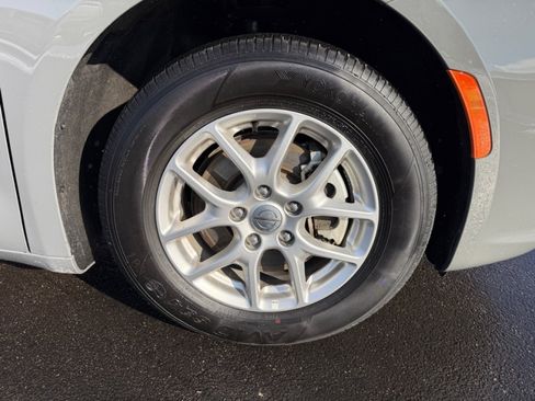 Used 2025 Chrysler Pacifica Select FWD image 40