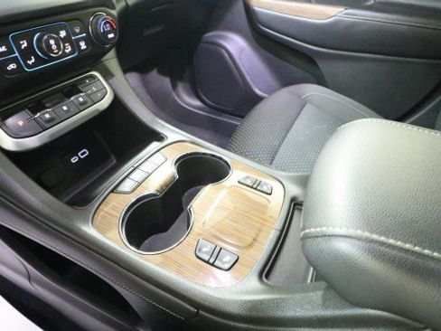 Used 2021 GMC Acadia SLE w/ Driver Convenience Package FWD image 19