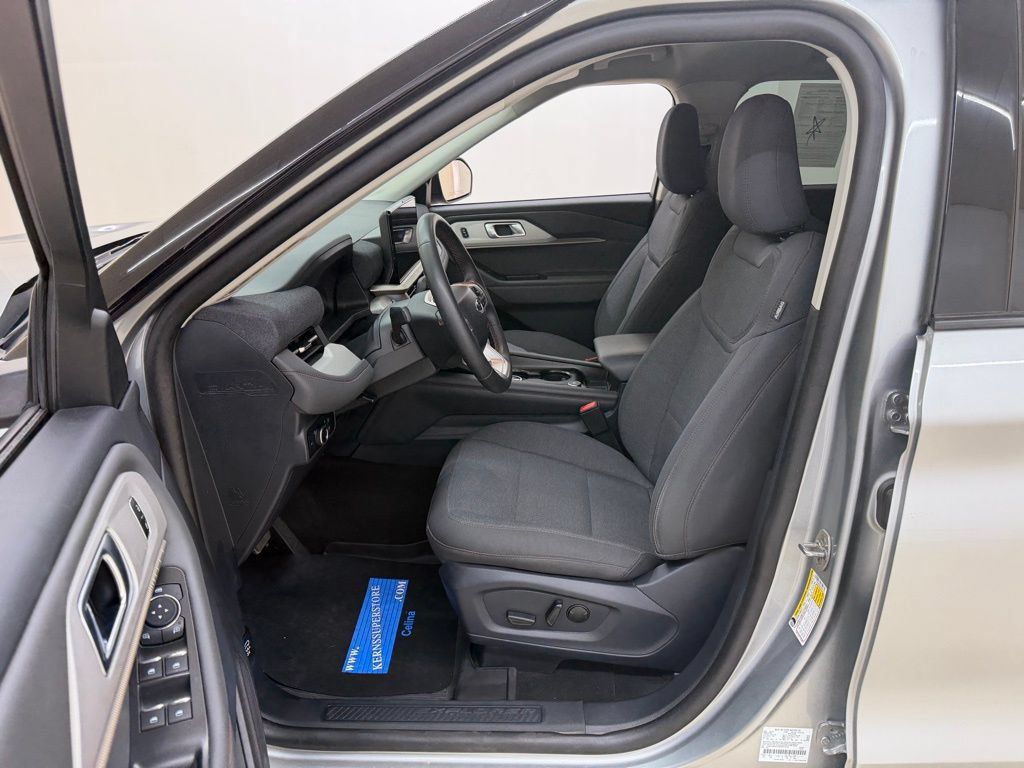 Used 2025 Ford Explorer Active AWD/4WD image 22