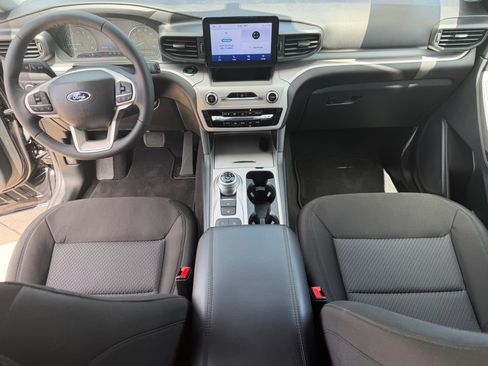 Used 2023 Ford Explorer XLT RWD image 2