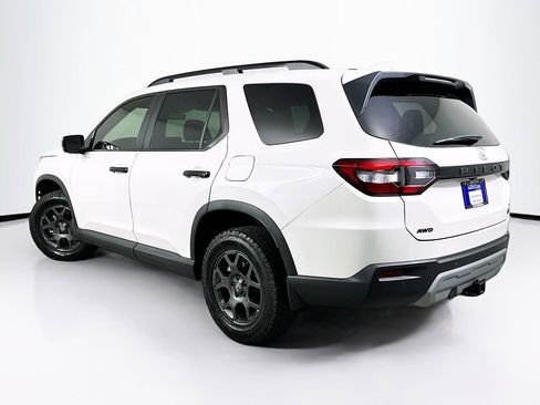 Certified 2025 Honda Pilot TrailSport image 6