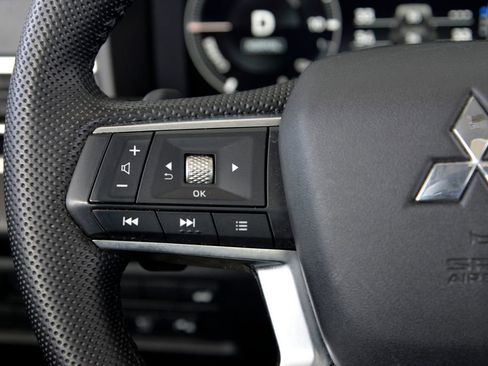 Used 2023 Mitsubishi Outlander SE image 22