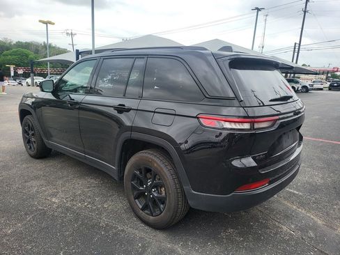 Used 2025 Jeep Grand Cherokee Altitude image 11