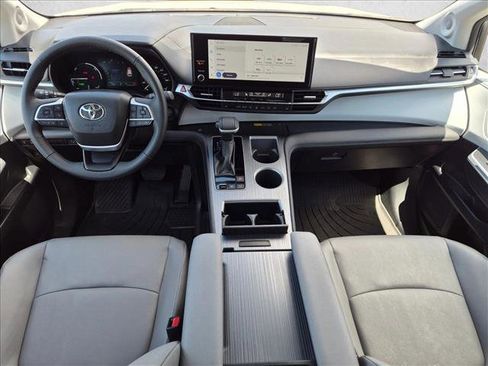 Used 2025 Toyota Sienna XLE w/ XLE Plus Package AWD/4WD image 17