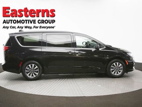 Used 2024 Chrysler Pacifica Select FWD image 45