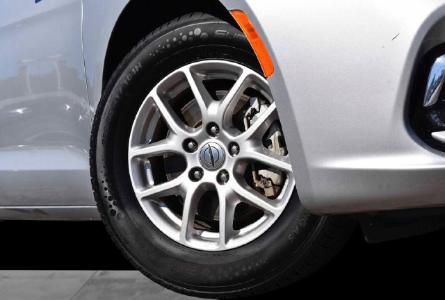 Used 2024 Chrysler Pacifica Touring-L FWD image 3