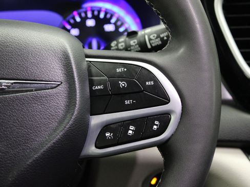Used 2024 Chrysler Pacifica Touring-L FWD image 29