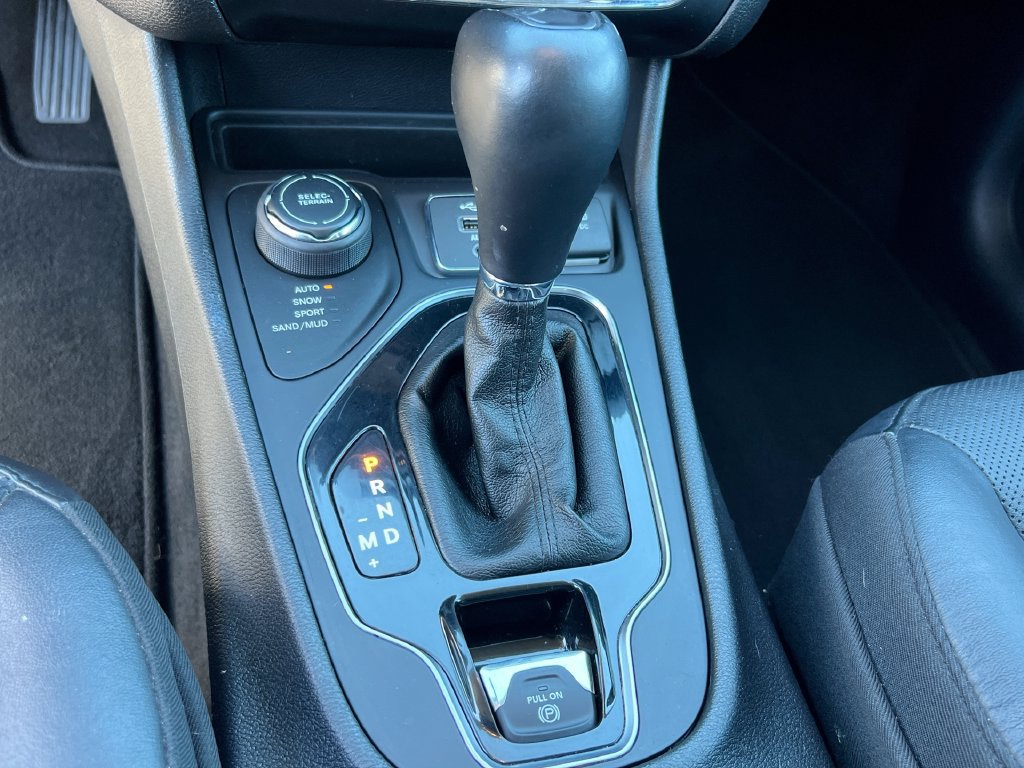 Used 2020 Jeep Cherokee Limited AWD/4WD image 28