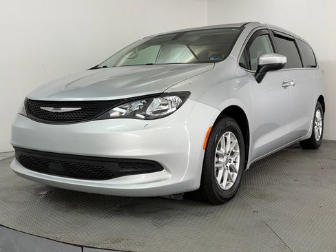 Used 2022 Chrysler Voyager LX FWD image 3