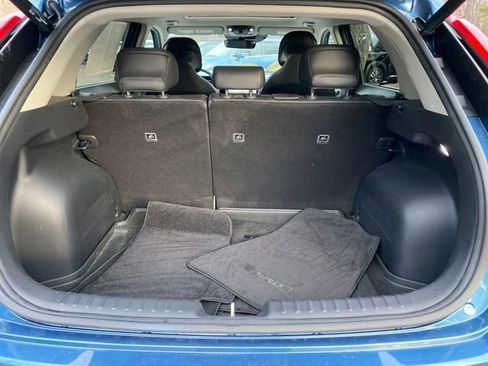 Used 2023 Kia Niro SX Touring image 25