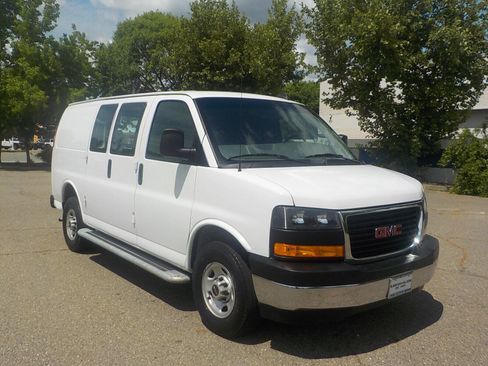Used 2023 GMC Savana 2500 w/ Driver Convenience Package image 3