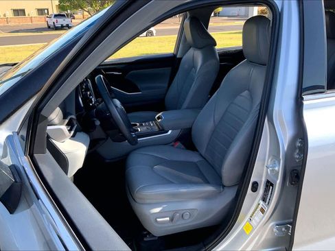 Used 2021 Toyota Highlander XLE image 8