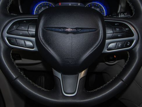 Used 2023 Chrysler Pacifica Touring-L image 11