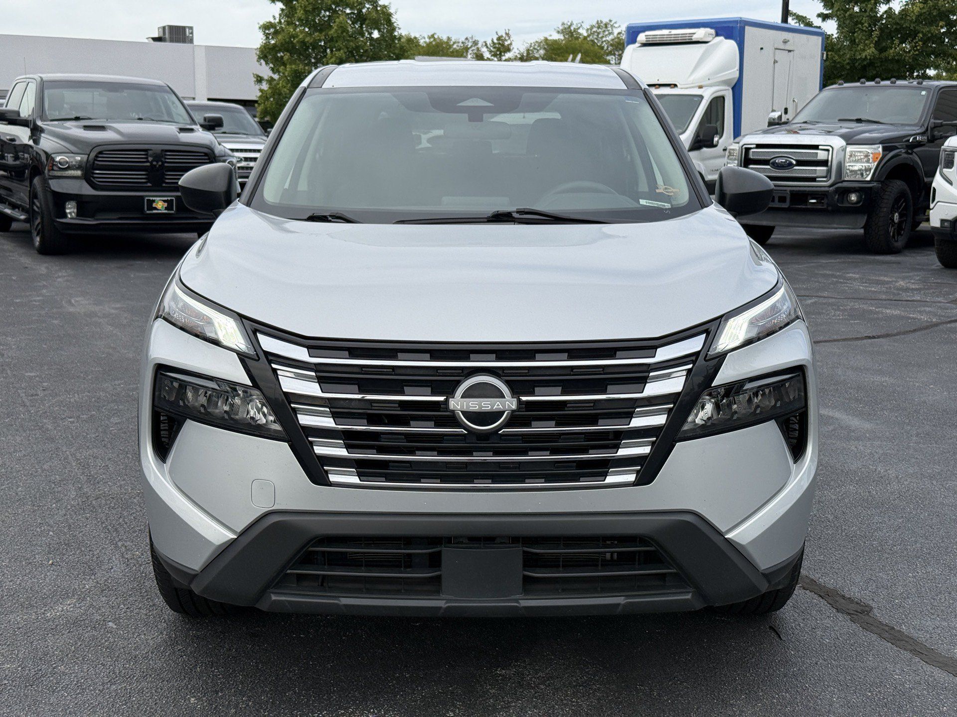 Used 2024 Nissan Rogue S AWD/4WD image 3