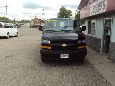 Used 2018 Chevrolet Express 2500 w/ Driver Convenience Package RWD image 3
