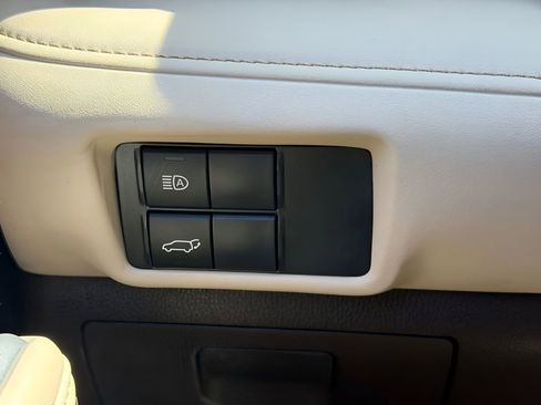 Used 2022 Toyota Highlander XLE AWD/4WD image 24