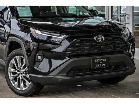 Used 2023 Toyota RAV4 XLE Premium image 2