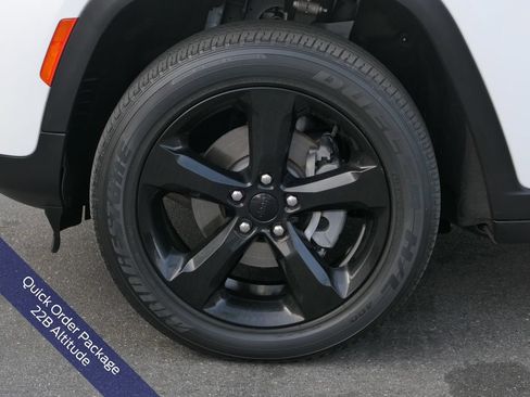 Used 2023 Jeep Grand Cherokee Altitude AWD/4WD image 11