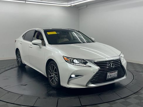 Used 2017 Lexus ES 350 w/ Navigation System Package FWD image 3