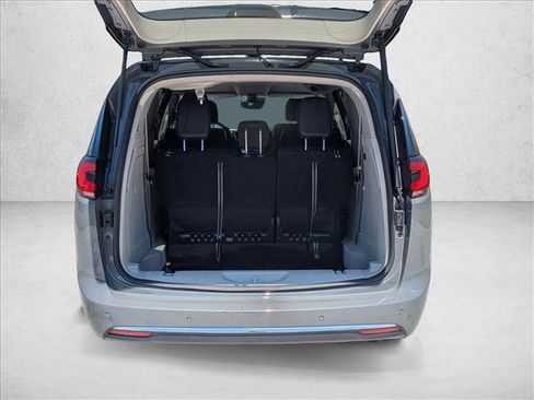 Used 2023 Chrysler Pacifica Touring-L FWD image 7