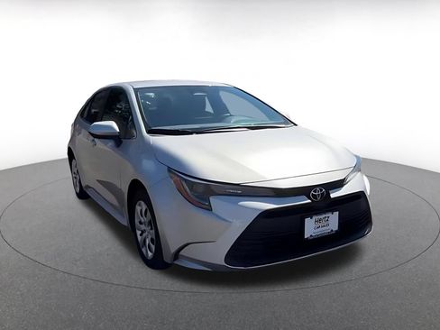 Used 2025 Toyota Corolla LE FWD image 3