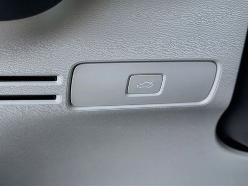 Used 2024 Volvo XC40 B5 Plus AWD/4WD image 35