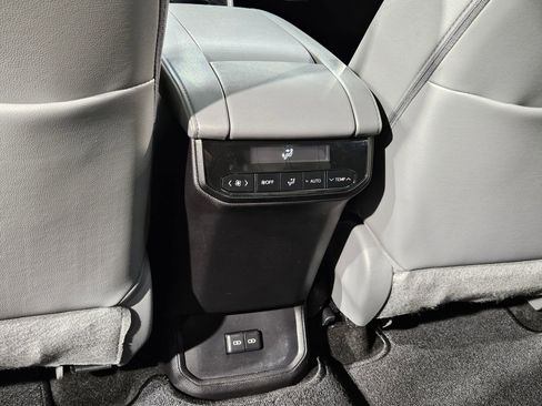 Used 2023 Toyota Highlander XLE image 37