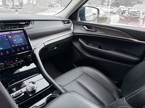 Used 2023 Jeep Grand Cherokee Limited image 25