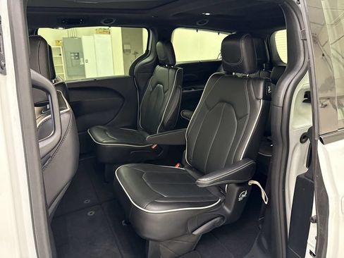 Used 2025 Chrysler Pacifica Limited FWD image 16