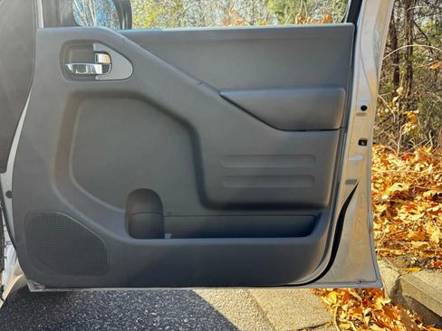 Used 2016 Nissan Frontier SV image 10