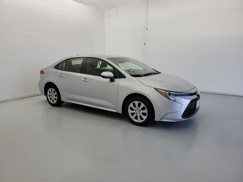 Used 2025 Toyota Corolla LE FWD image 4