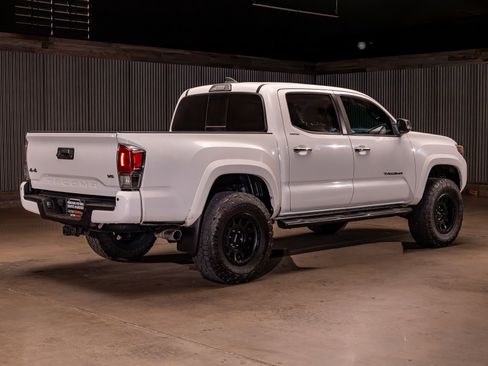 Used 2017 Toyota Tacoma Limited w/ Tow Package AWD/4WD image 8