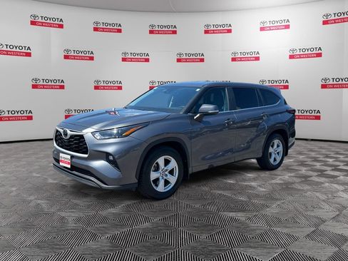 Certified 2025 Toyota Highlander LE AWD/4WD image 1