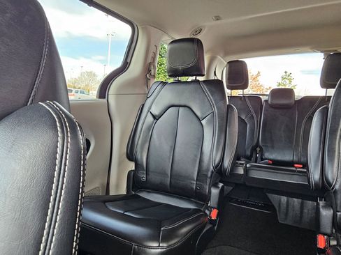 Used 2024 Chrysler Pacifica Touring-L image 24