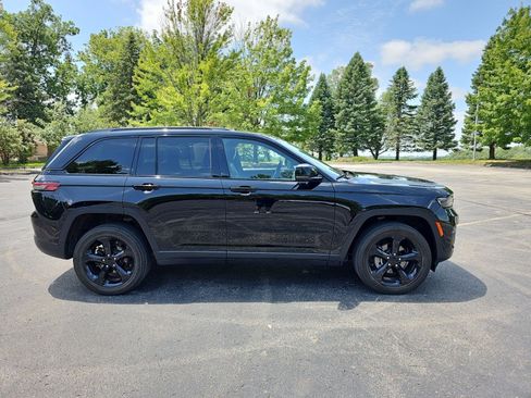 Used 2023 Jeep Grand Cherokee Altitude AWD/4WD image 7