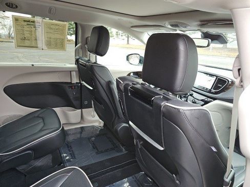 Used 2024 Chrysler Pacifica Limited w/ Uconnect Theater Family Group image 17