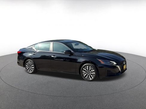 Used 2025 Nissan Altima 2.5 SV FWD image 2