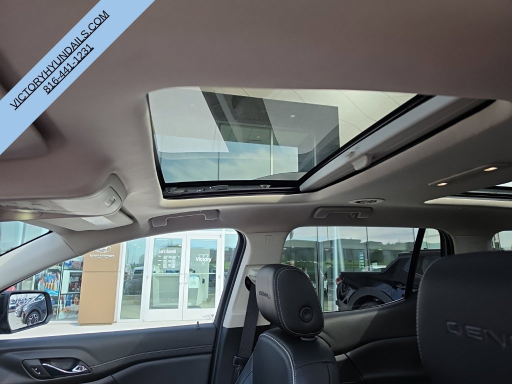 Used 2022 GMC Acadia Denali w/ Denali Ultimate Package FWD image 17