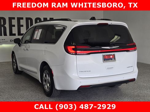 Used 2023 Chrysler Pacifica Limited FWD image 4
