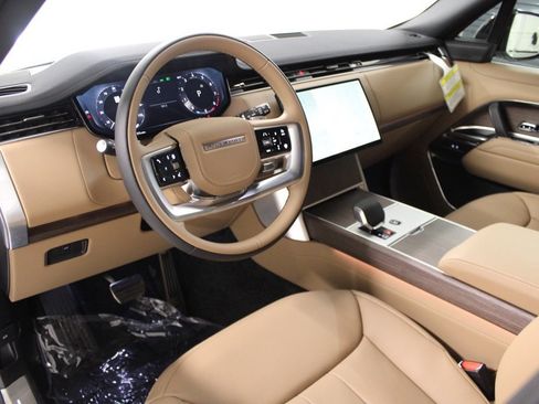 Used 2025 Land Rover Range Rover SE image 4