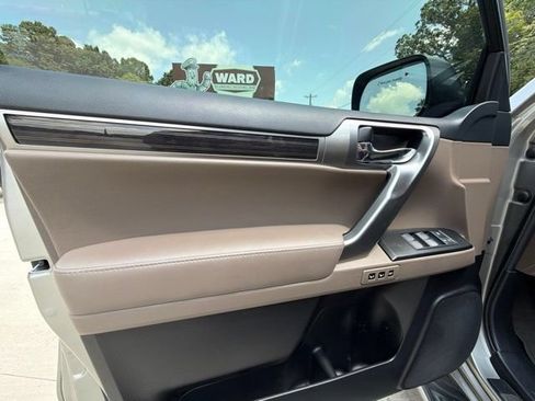 Used 2022 Lexus GX 460 Luxury w/ Sport Design Package AWD/4WD image 29