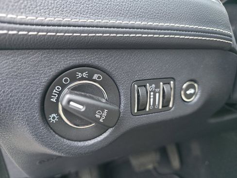 Used 2016 Chrysler 300 C Platinum w/ Safetytec Plus Group image 29