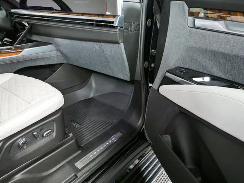 Certified 2026 Cadillac Escalade Platinum Sport w/ LPO, ONYX Package AWD/4WD image 26