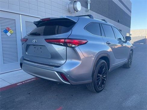 Used 2021 Toyota Highlander Platinum image 3