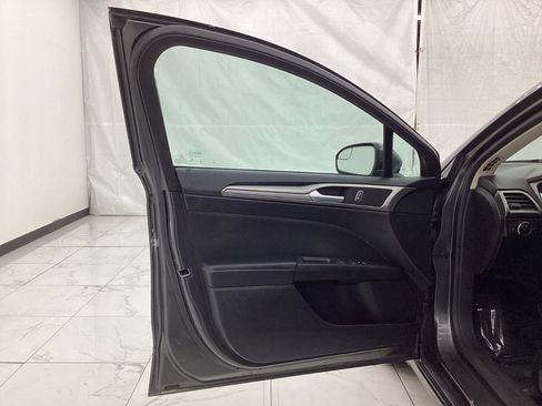 Used 2018 Ford Fusion SE w/ Fusion SE Technology Package image 18