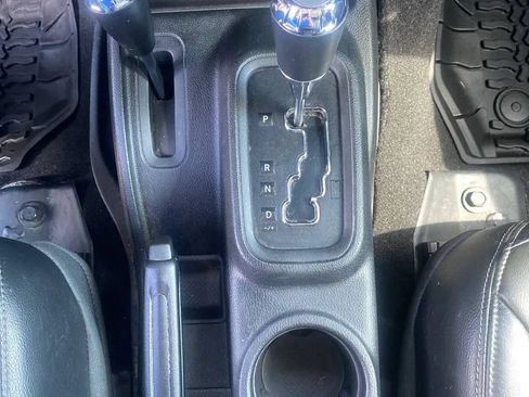 Used 2018 Jeep Wrangler Unlimited Sahara AWD/4WD image 17
