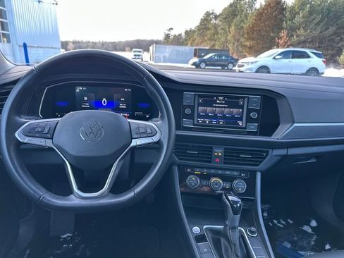 Used 2023 Volkswagen Jetta SE w/ Panoramic Sunroof Package image 12