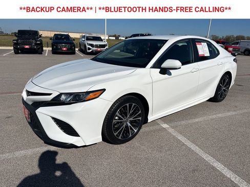 Used 2020 Toyota Camry SE image 3